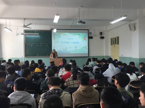世界杯官网辅导员召开“学习领航，人生领航”主题班会2.JPG