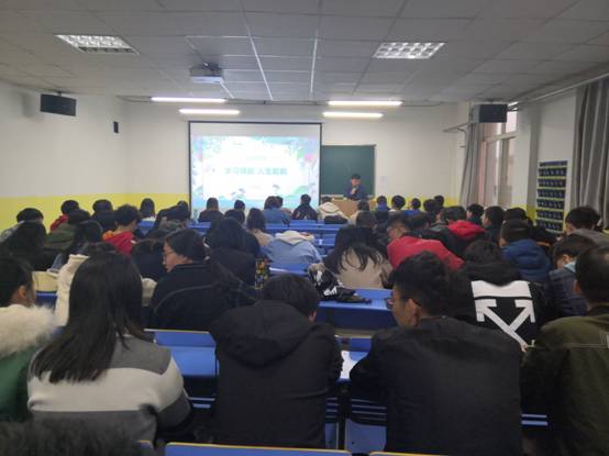 世界杯官网辅导员召开“学习领航，人生领航”主题班会4.jpg